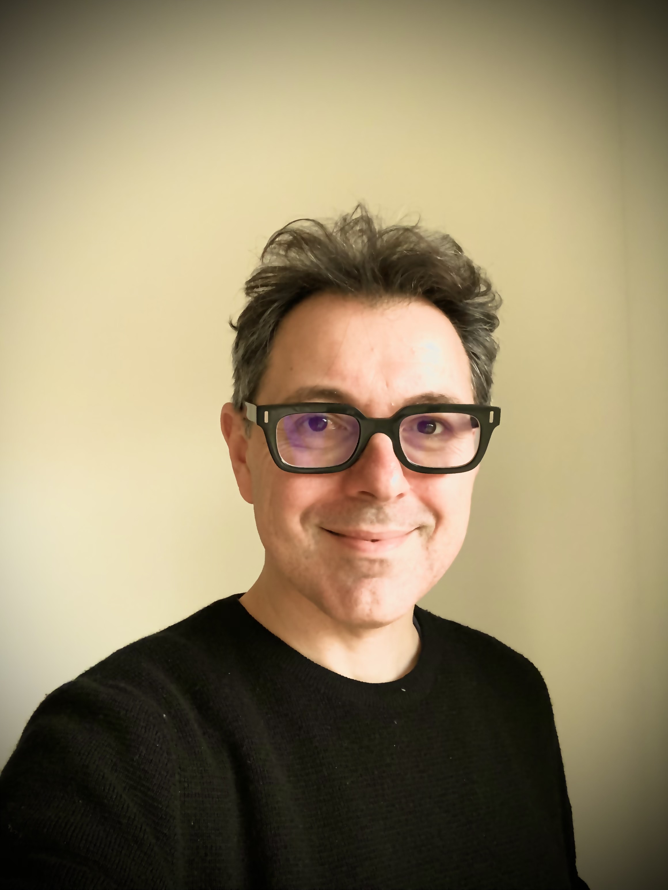 Ilker Akansel - Community Strategist for global brands like Google and Cisco. Ilker helps founders and companies build thriving ecosystems through strategic engagement, ROI-focused design, and human connection, even across distributed teams. - Leaderwave speaker and expert on leadership innovation